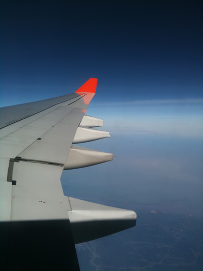 Крыло Аэробуса А330, летящего в Гонконг